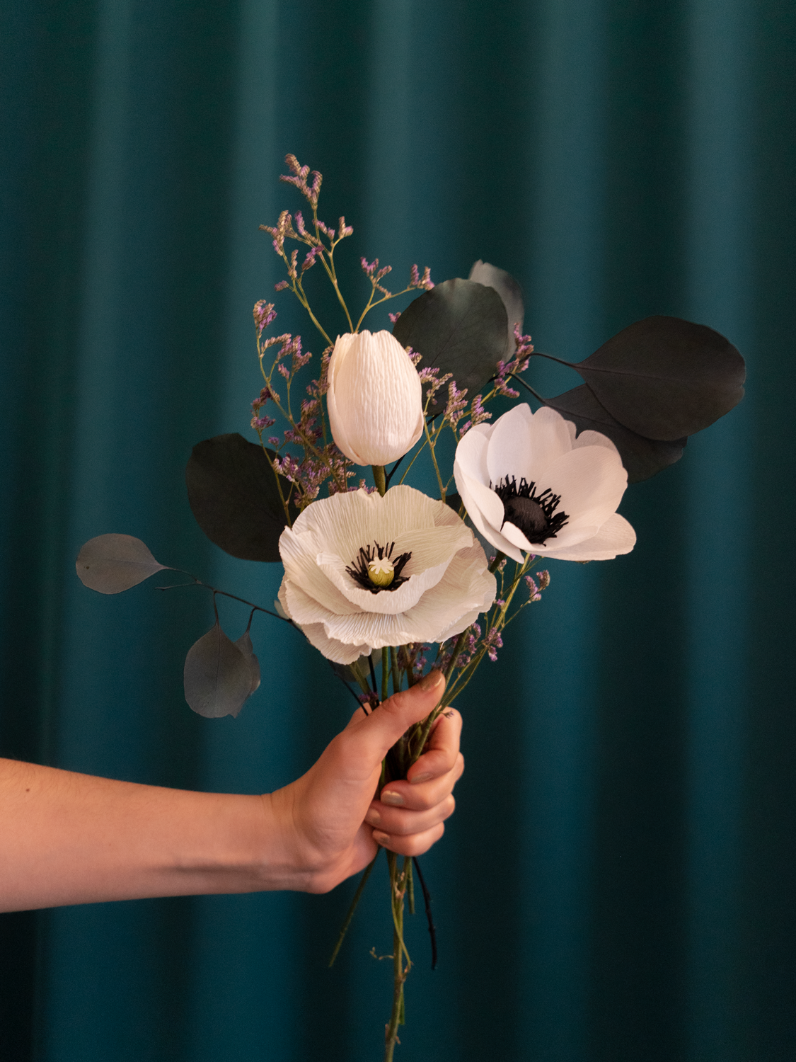 Bouquet 3 fleurs en papier de Maison Tessier avec un Pavot vert pale, une Anémone blanche et une tulipe blanche, du luminium et de l'eucalyptus stabilisé émeraude