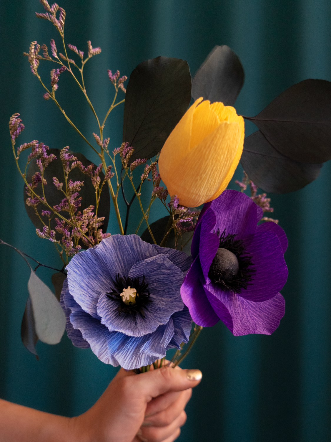 Bouquet 3 fleurs en papier de Maison Tessier avec un Pavot bleu, une Anémone violet et une tulipe rose, du luminium et de l'eucalyptus stabilisé émeraude