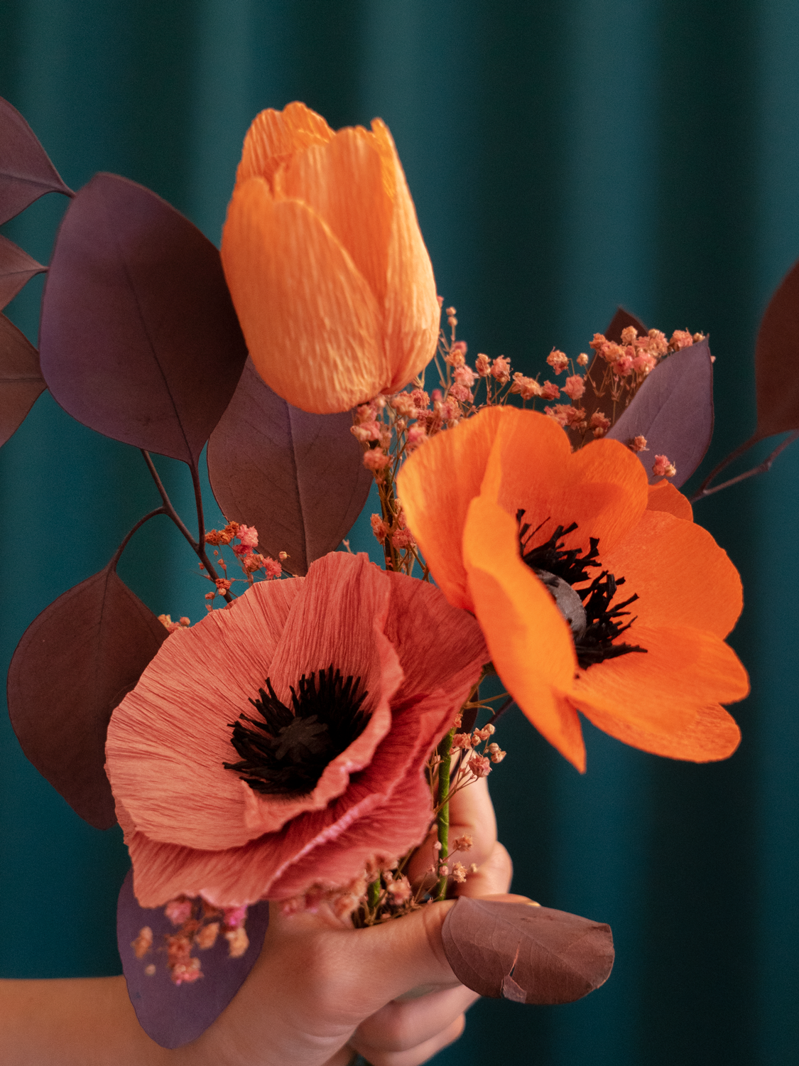 Bouquet 3 fleurs en papier de Maison Tessier avec un Pavot vieux rose, une Anémone orange et une tulipe orange, du jupsophile corail et de l'eucalyptus stabilisé bordeaux