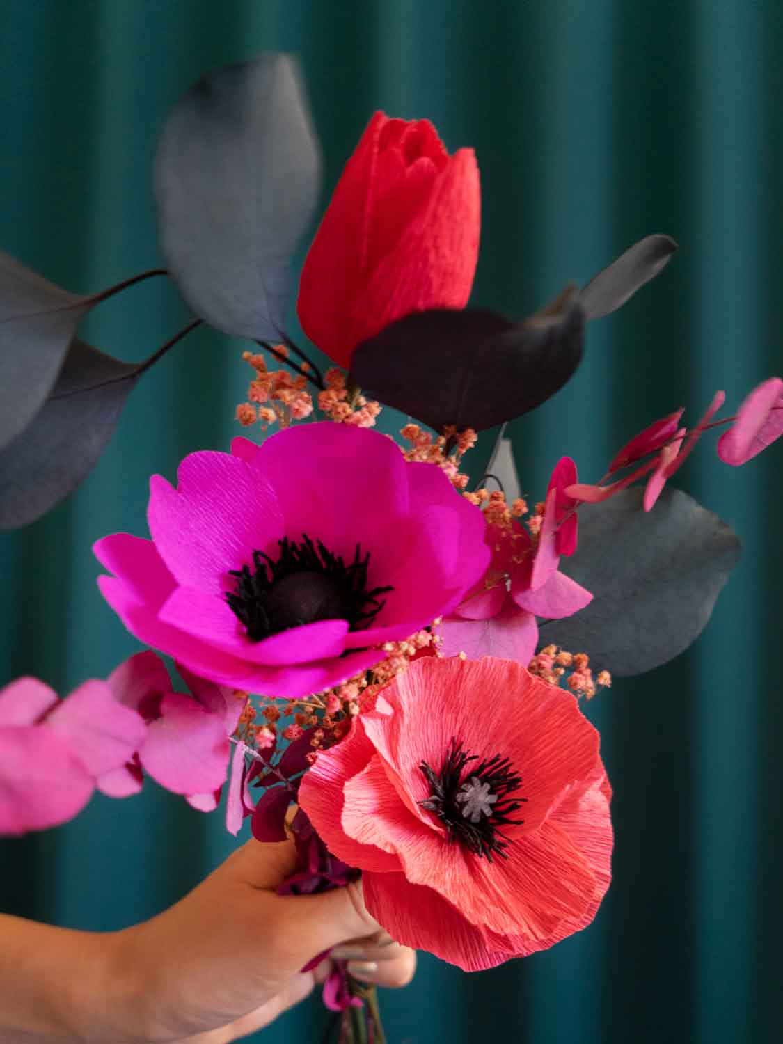 Bouquet 3 fleurs en papier de Maison Tessier avec un Pavot rouge, une Anémone Fushia et une tulipe rouge, du jupsophile corail et de l'eucalyptus stabilisé émeraude et rose