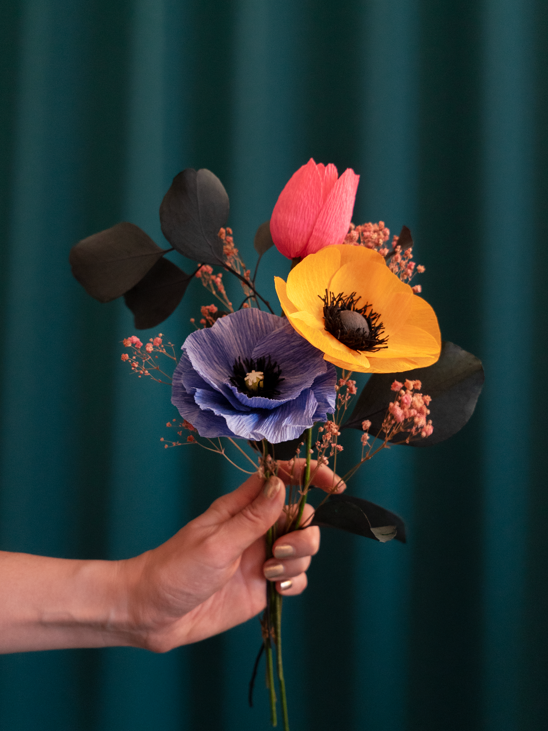 Bouquet 3 fleurs en papier de Maison Tessier avec un Pavot bleu, une Anémone jaune et une tulipe rose, du jupsophile corail et de l'eucalyptus stabilisé émeraude