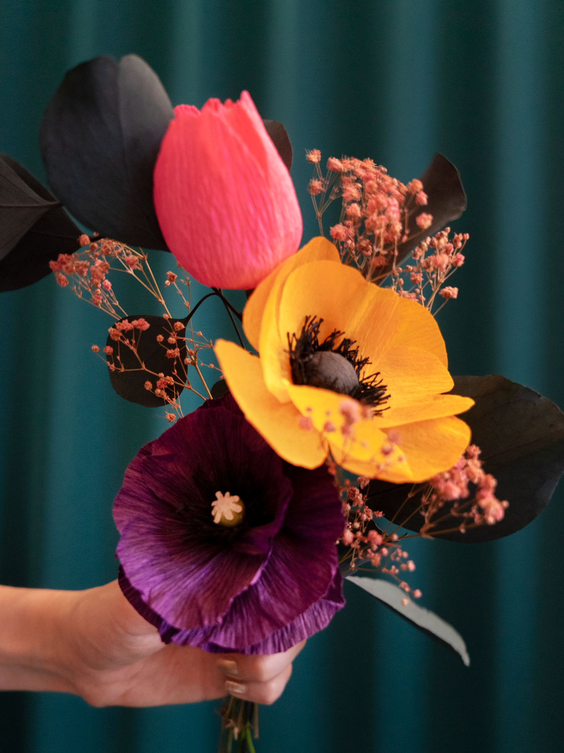 Bouquet 3 fleurs en papier de Maison Tessier avec un Pavot violet, une Anémone jaune et une tulipe rose, du jupsophile corail et de l'eucalyptus stabilisé émeraude