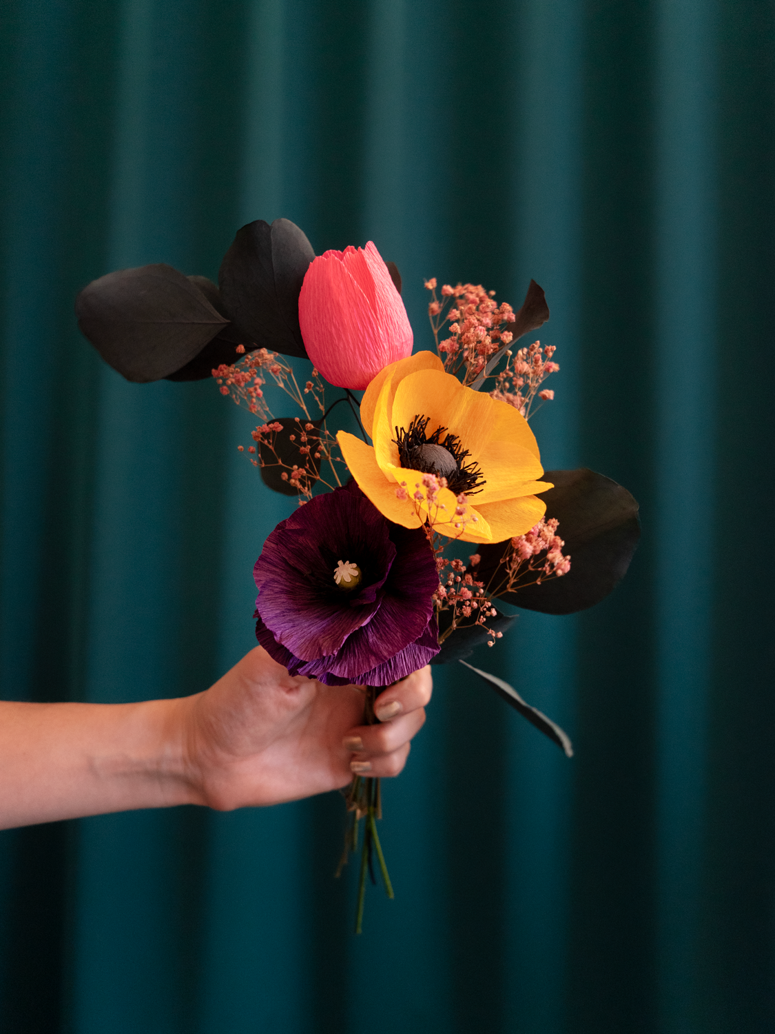 Bouquet 3 fleurs en papier de Maison Tessier avec un Pavot violet, une Anémone jaune et une tulipe rose, du jupsophile corail et de l'eucalyptus stabilisé émeraude