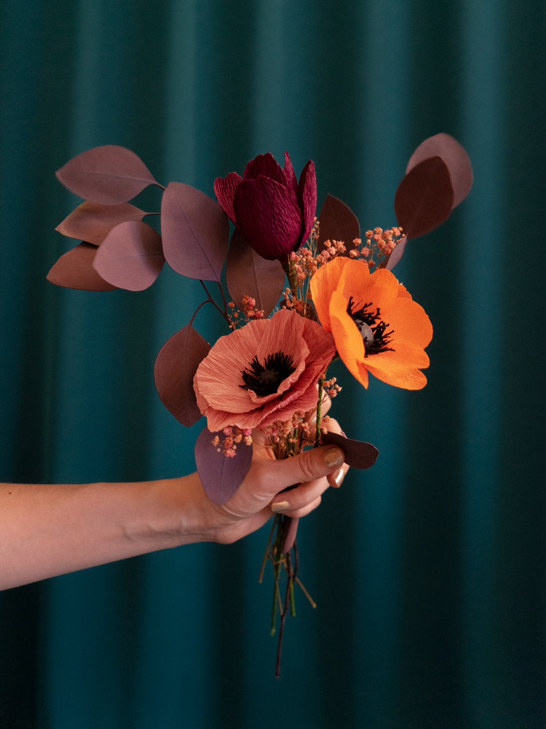 Bouquet 3 fleurs en papier de Maison Tessier avec un Pavot vieux rose, une Anémone orange et une tulipe bordeaux, du jupsophile corail et de l'eucalyptus stabilisé bordeaux