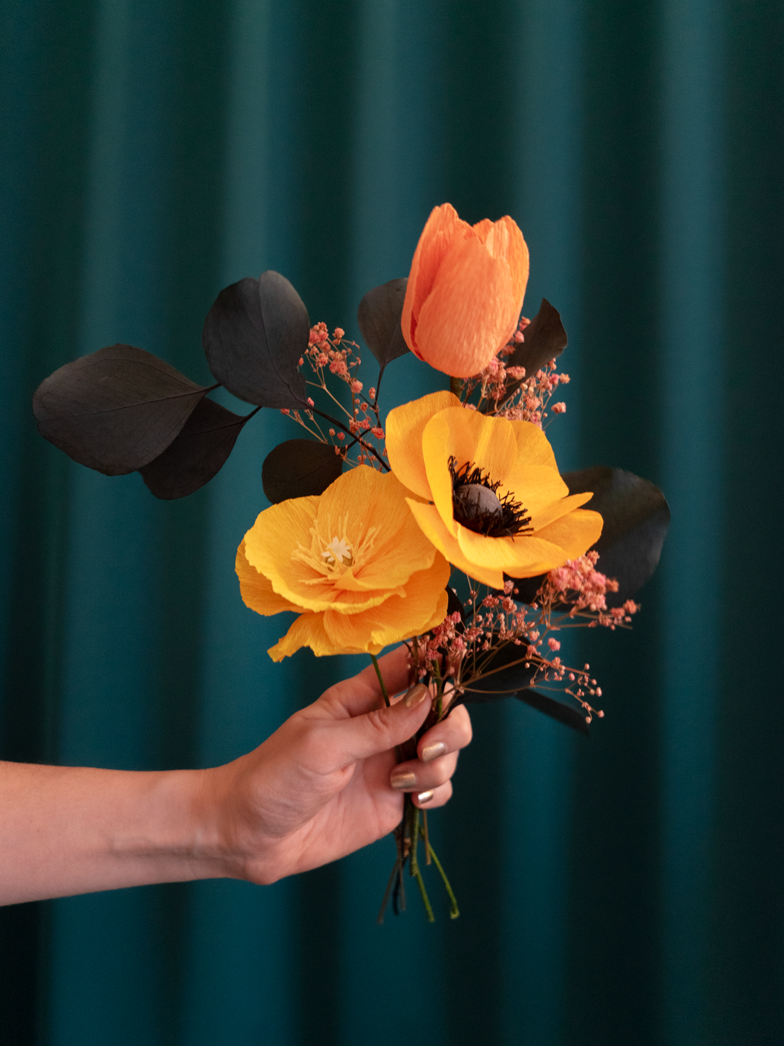 Bouquet 3 fleurs en papier de Maison Tessier avec un Pavot jaune, une Anémone jaune et une tulipe orange, du jupsophile corail et de l'eucalyptus stabilisé émeraude