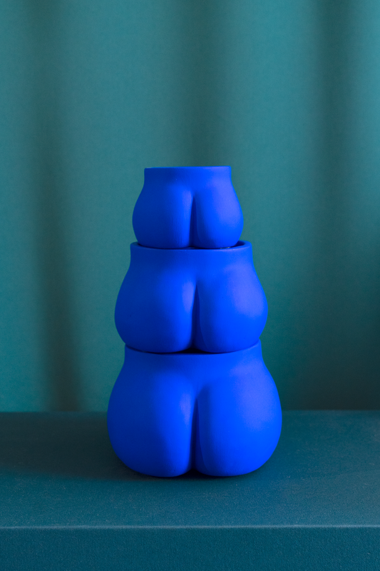 3 tailles de cache pots Fessier de Maison Tessier, face arrière, fesses, couleur Bleu Klein, Mini Fessier, Petit Fessier et Grand Fessier