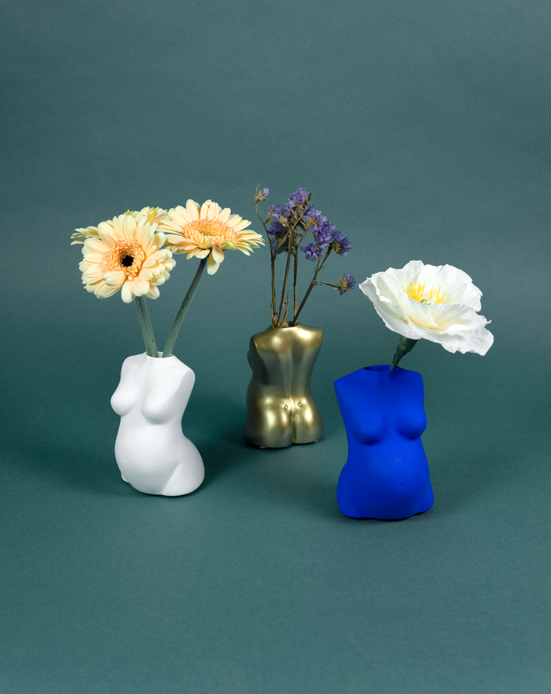 Vases soliflores Maman de Maison Tessier, en Nude, Dorée et Bleu Klein,contenant des fleurs fraiches, sèches ou en papier crépon