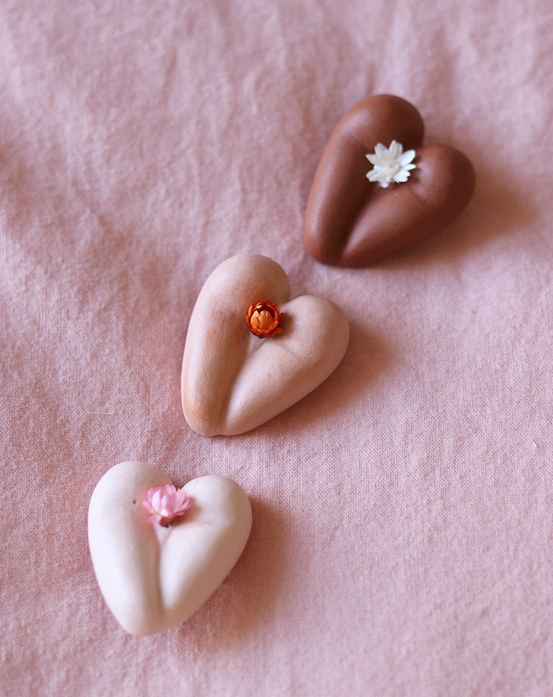 Coeur à nu de Maison Tessier, crème, café et chocolat, fesses en forme de coeur avec petites fleurs, sur tissus rose