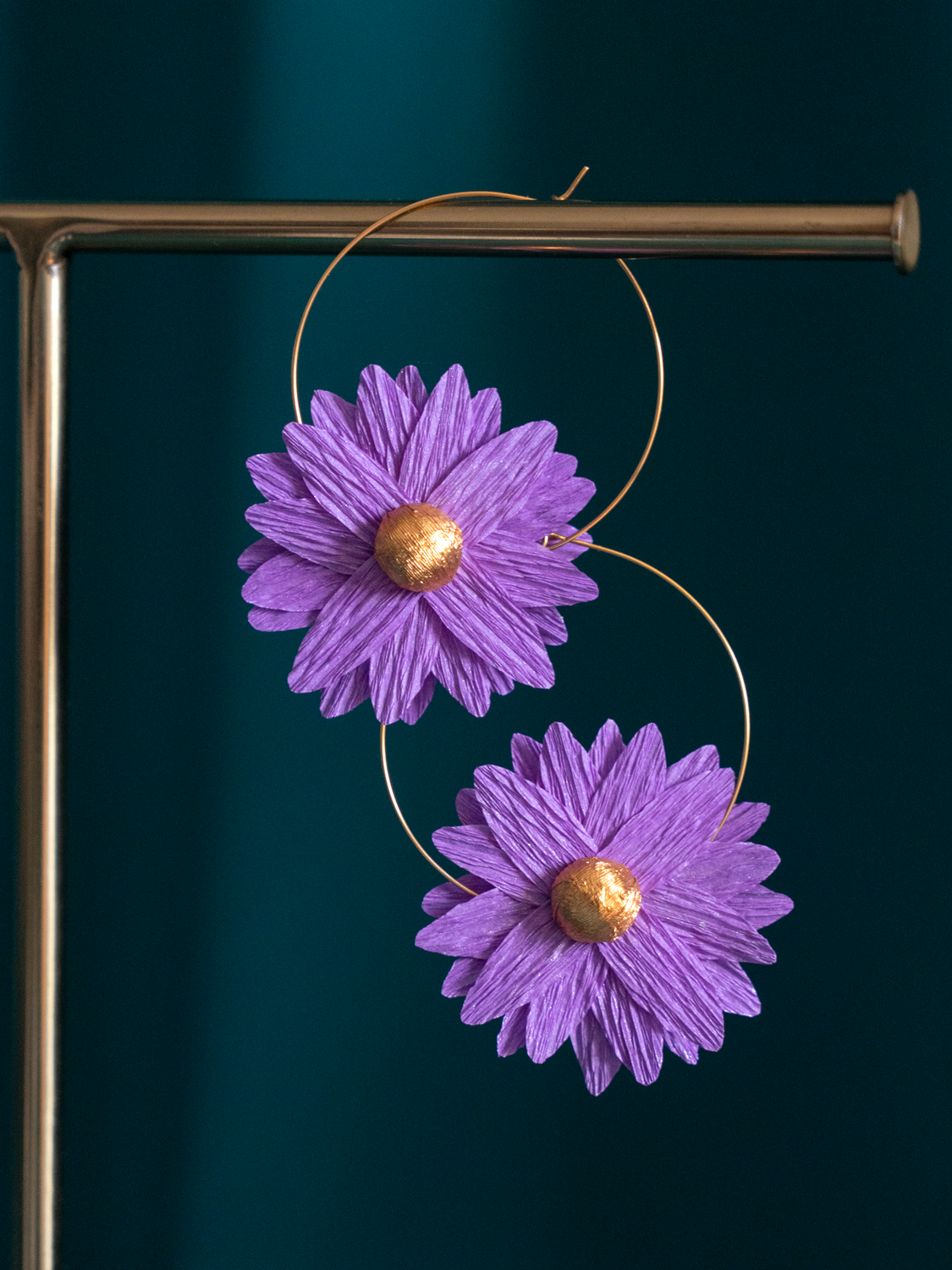 Créoles fleurs en papier Maison Tessier modèle marguerite Améthyste coeur or sur présentoir à bijoux