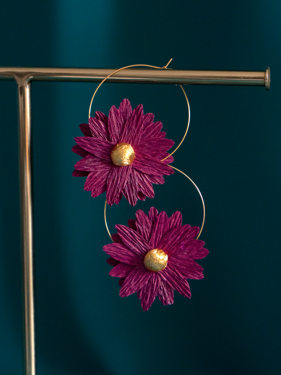 Créoles fleurs en papier Maison Tessier modèle marguerite grenat coeur or sur présentoir à bijoux