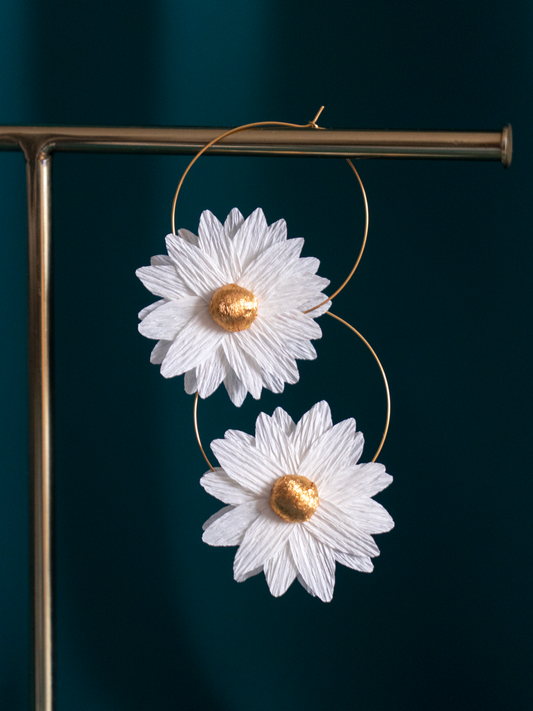 Créoles fleurs en papier Maison Tessier modèle marguerite perle coeur or sur présentoir à bijoux