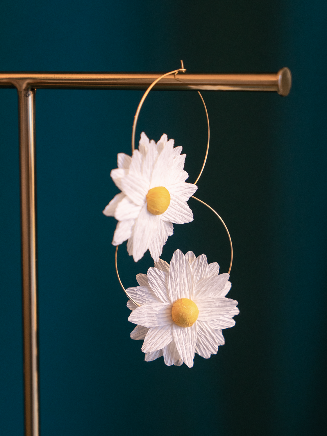Créoles fleurs en papier Maison Tessier modèle marguerite perle coeur citrine sur présentoir à bijoux