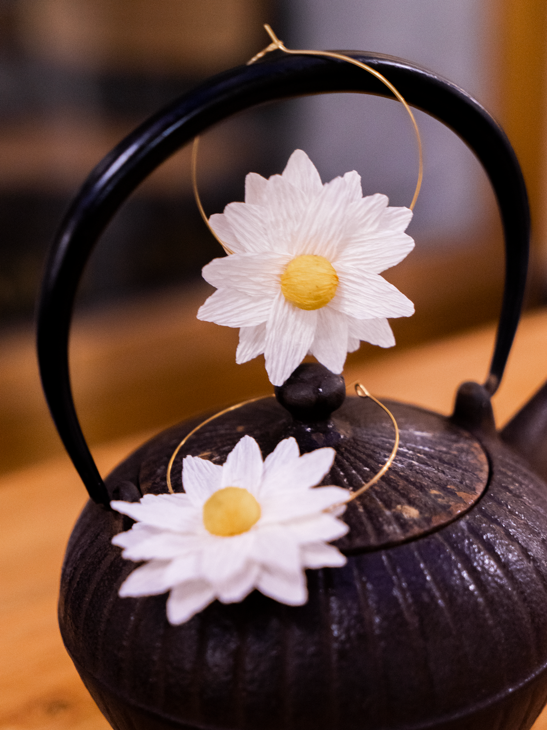 Créoles fleurs en papier Maison Tessier modèle marguerite perle coeur citrine sur théière