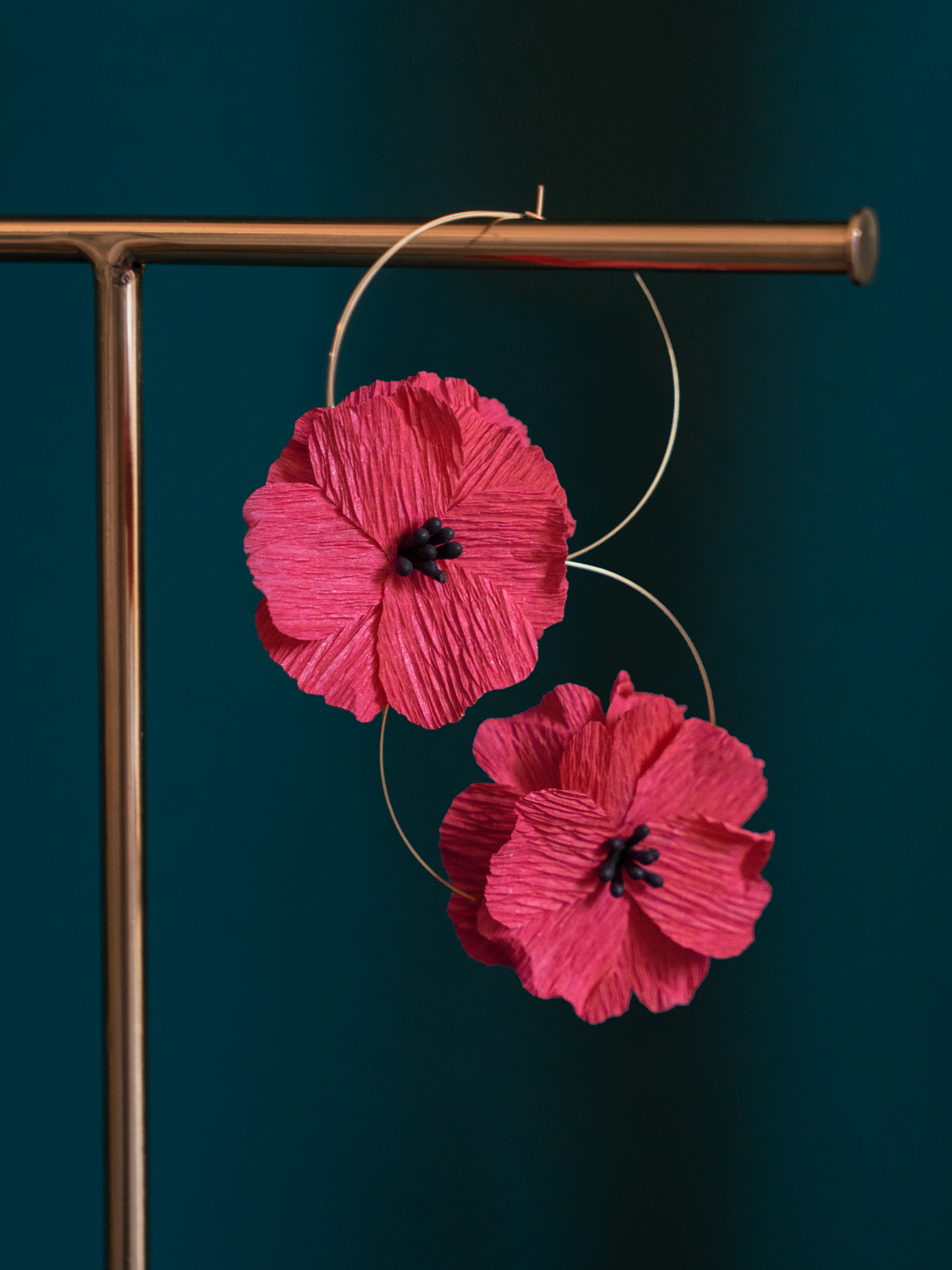 Créoles fleurs en papier Maison Tessier modèle Pavot Coquelicot sur présentoire à bijoux