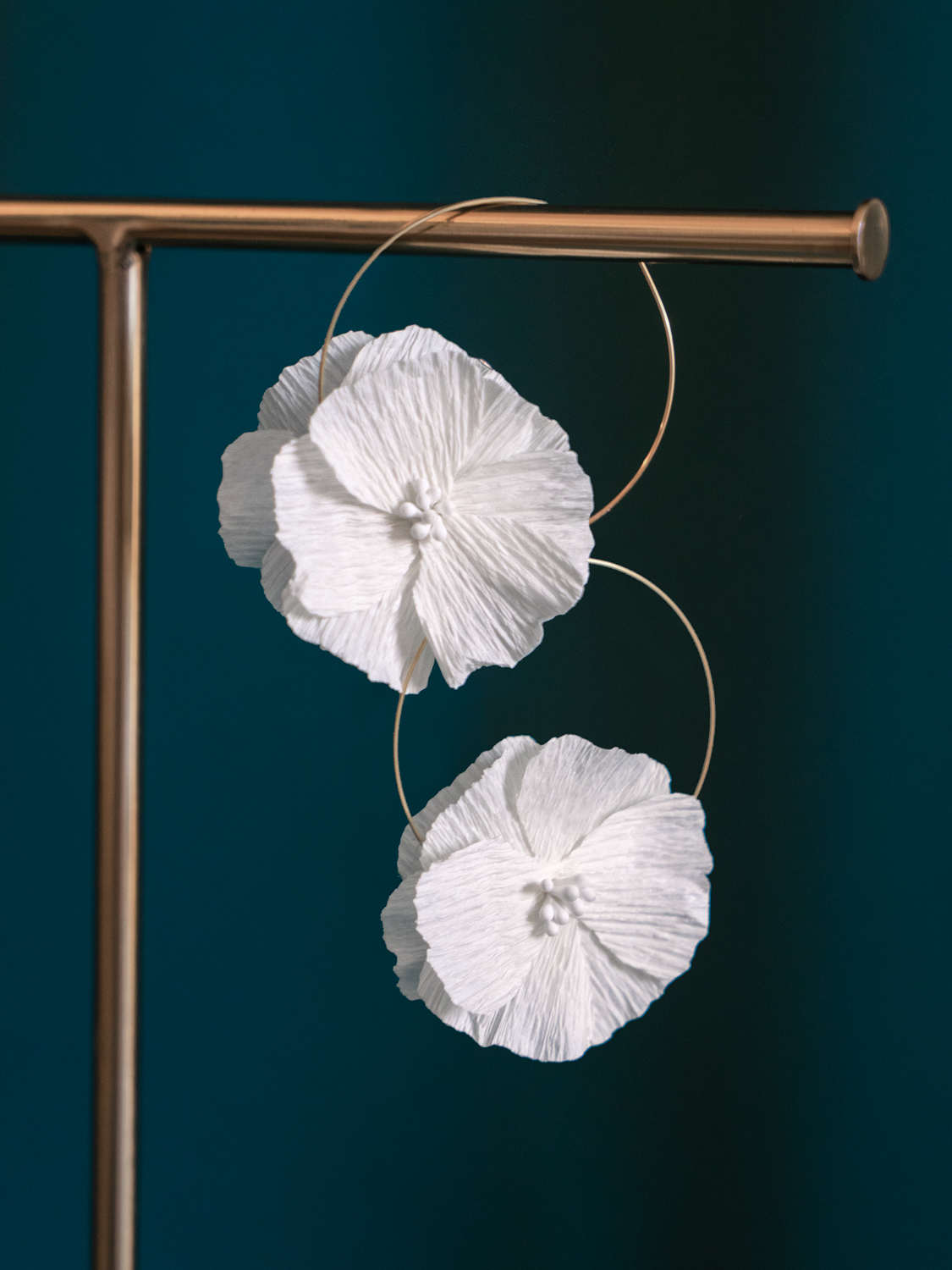 Créoles fleurs en papier Maison Tessier modèle Pavot Perle sur présentoir à bijoux
