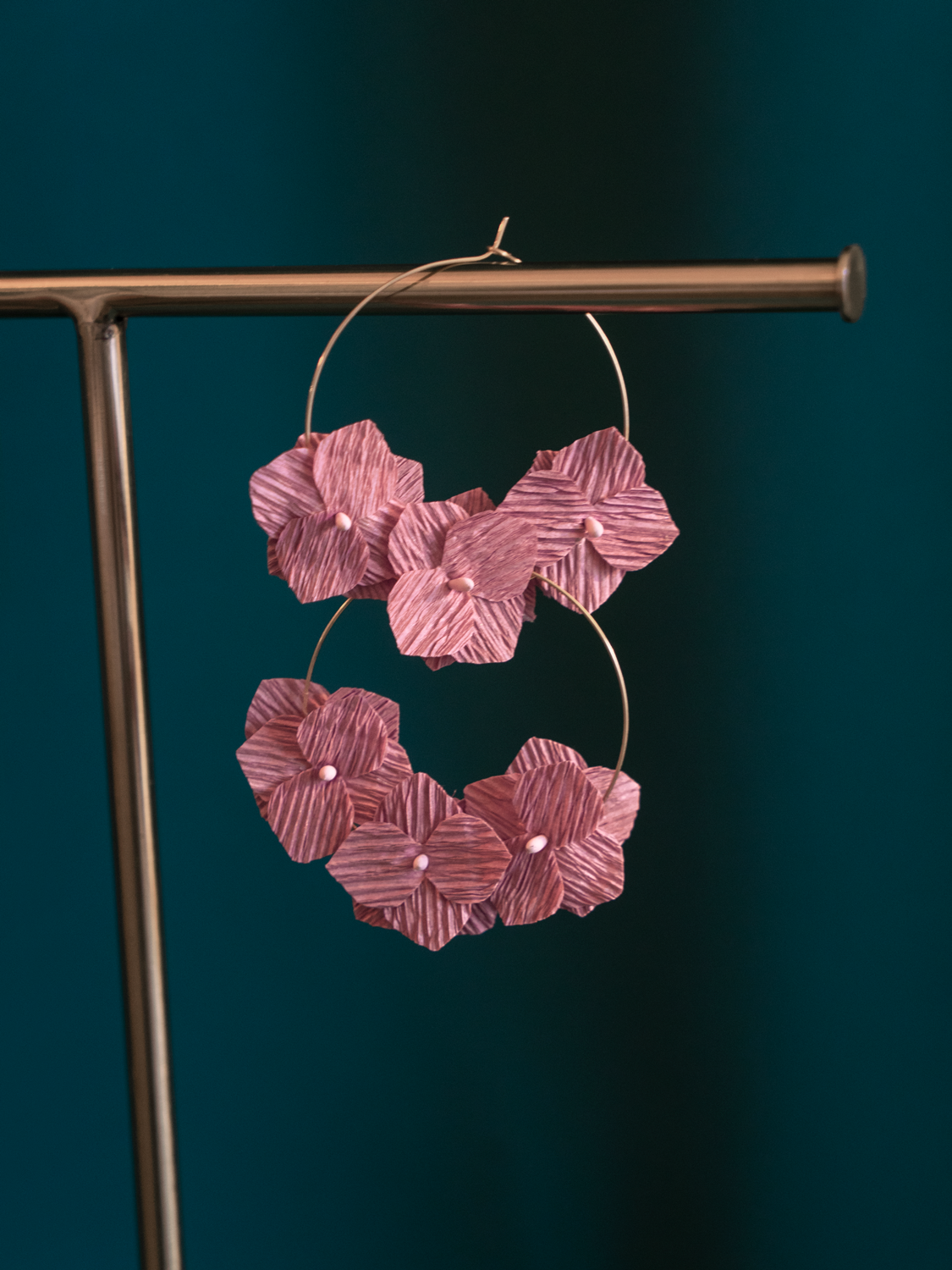 Créoles fleurs en papier Maison Tessier modèle Hortensia Tourmaline sur présentoire à bijoux