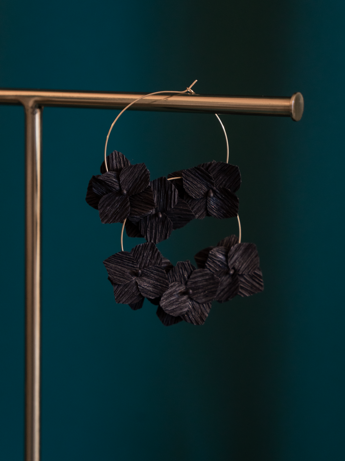 Créoles fleurs en papier Maison Tessier modèle Hortensia Onyx sur présentoire à bijoux
