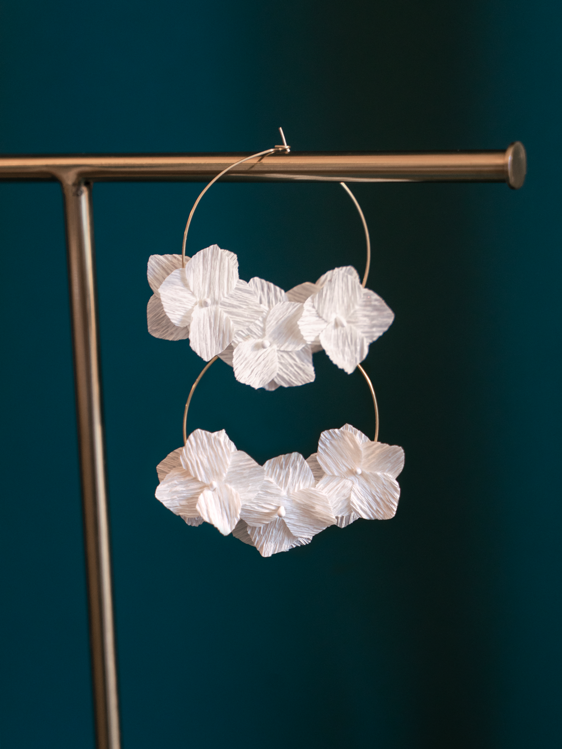 Créoles fleurs en papier Maison Tessier modèle Hortensia Perle sur présentoire à bijoux
